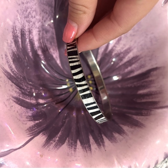🩵3/$20🩵 Elegant Zebra Stripe Bangle Bracelet - Picture 3 of 3